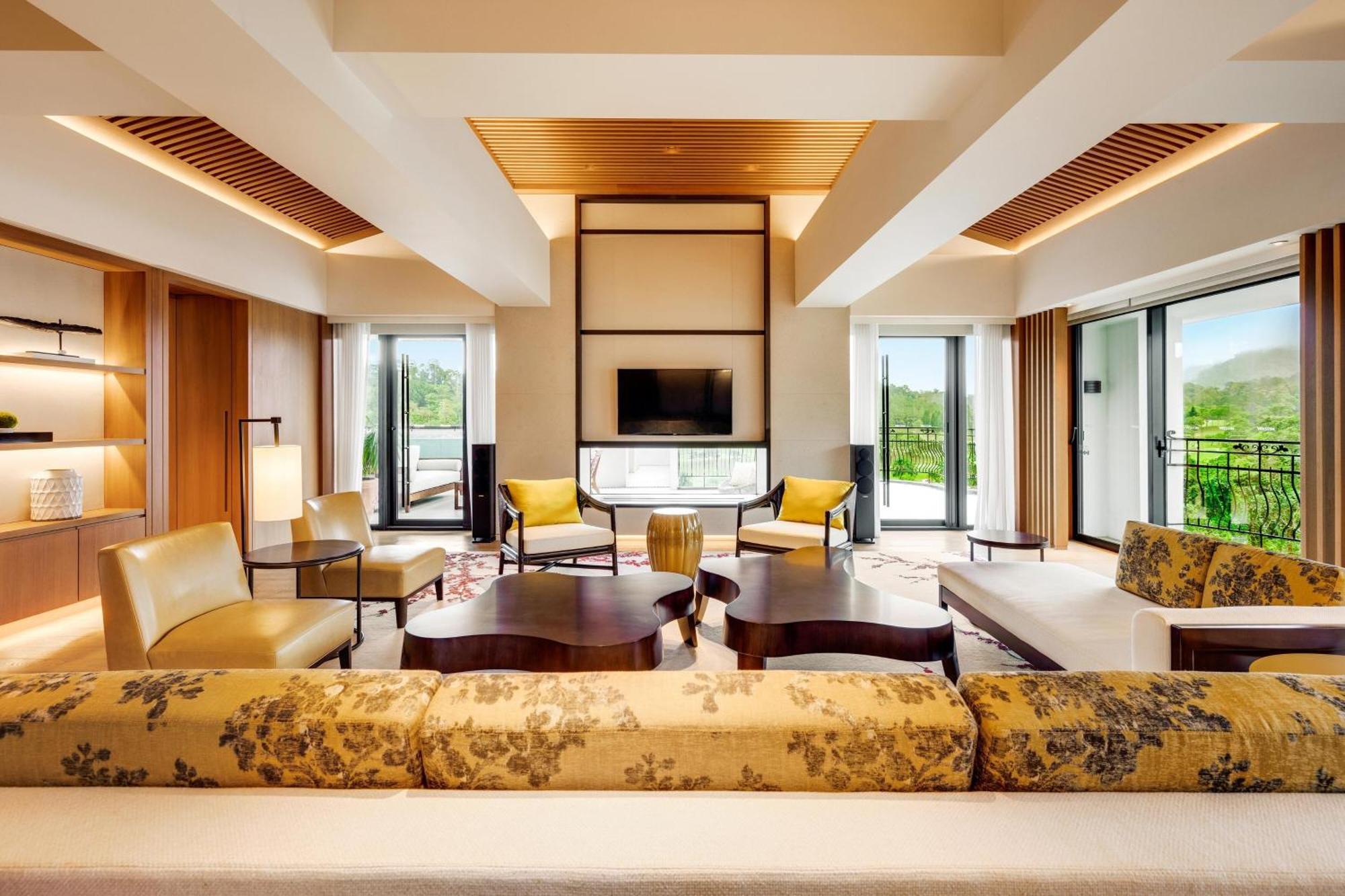 The Westin Tashee Resort, Taoyuan Dazi Exterior foto The living room of a suite at the hotel